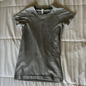 Lululemon swiftly tech gray swirl top, size 4